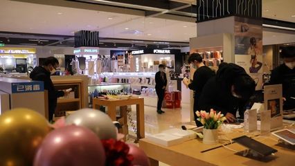 2021年全省社會(huì)消費(fèi)品零售總額增速躍居全國第15位，創(chuàng)2012年以來最佳位次，體育用品及器材零售表現(xiàn)突出